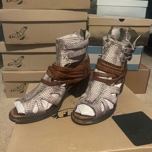 Freebird Nest by Steven beige multi size 9